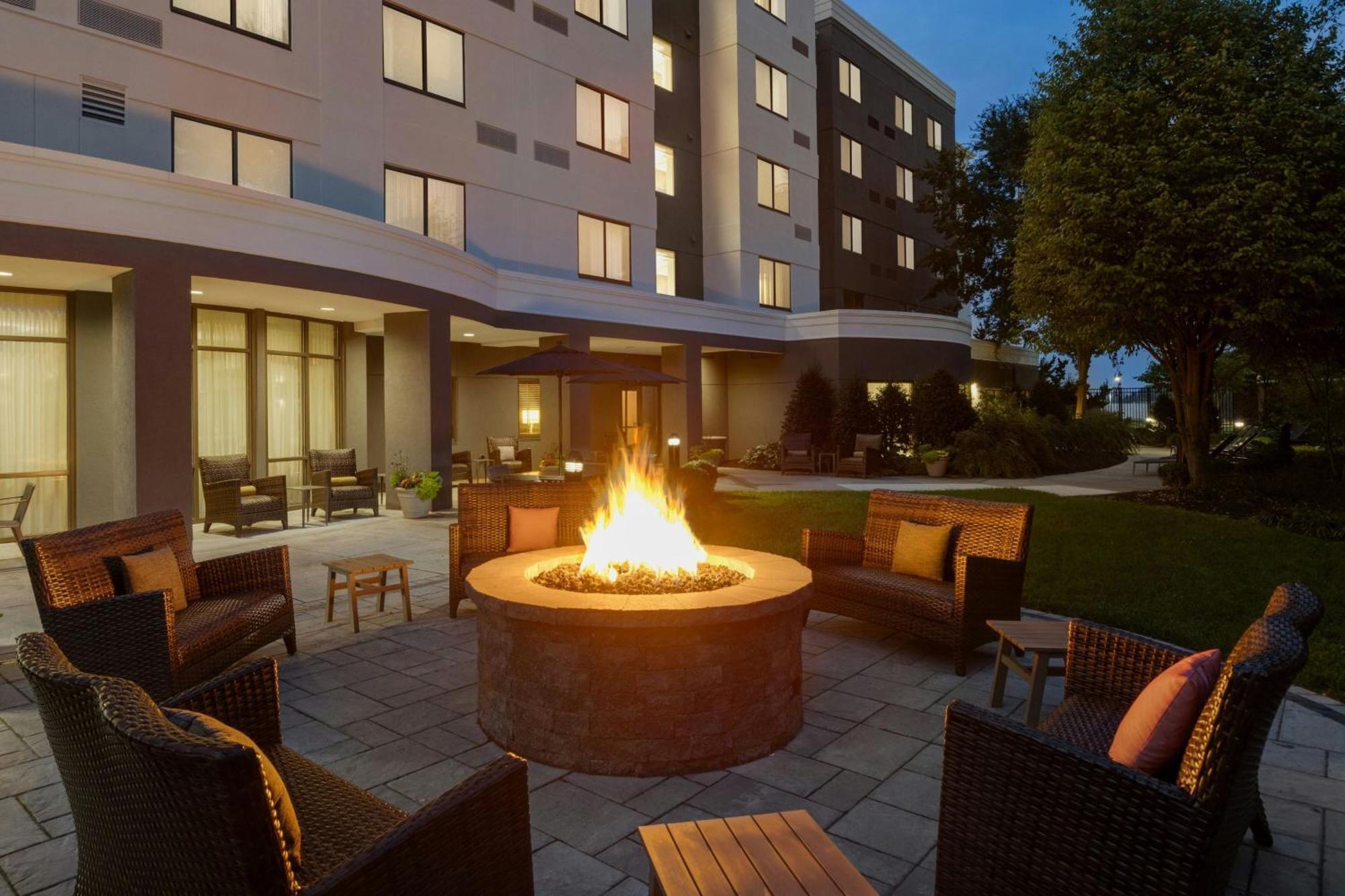 Courtyard Lancaster Hotel Fertility Exterior photo