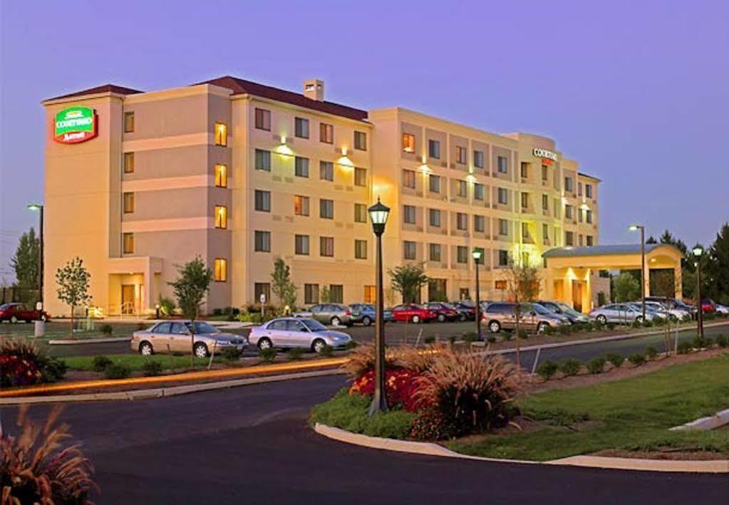 Courtyard Lancaster Hotel Fertility Exterior photo